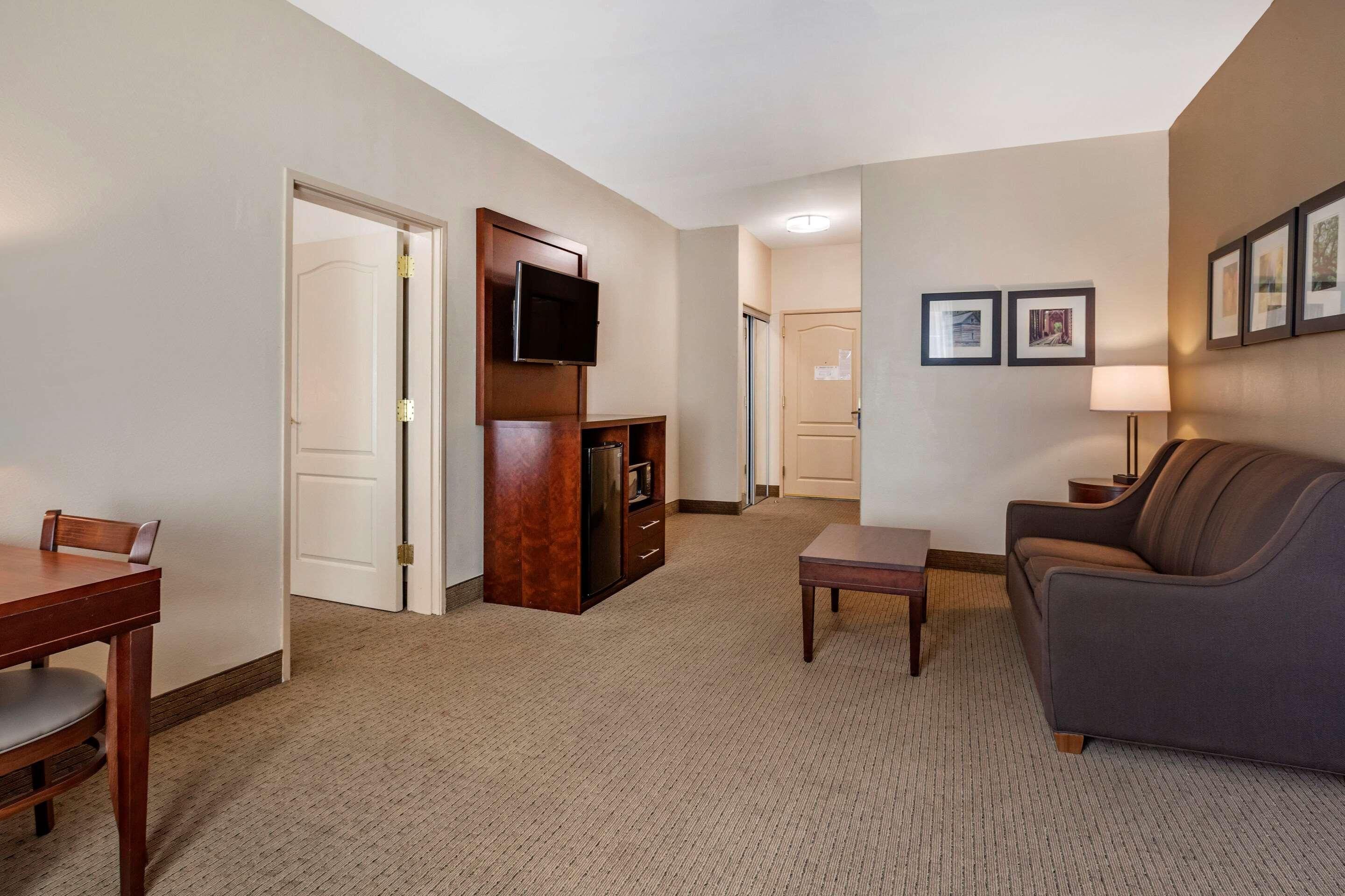 Comfort Inn & Suites Villa Rica Bagian luar foto